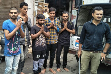 Six people were arrested in Malwaya Chowk in a glass bottle of cars