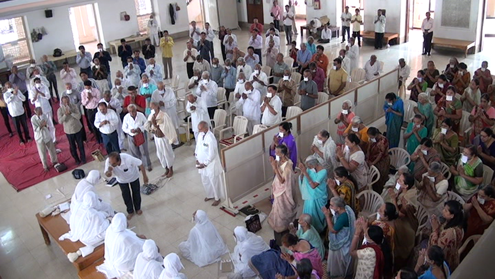 Jain-Jayantra is being taken ill by taking Darshan of the great saints of Vrini Paushashashastra on the first day of Paryusha.