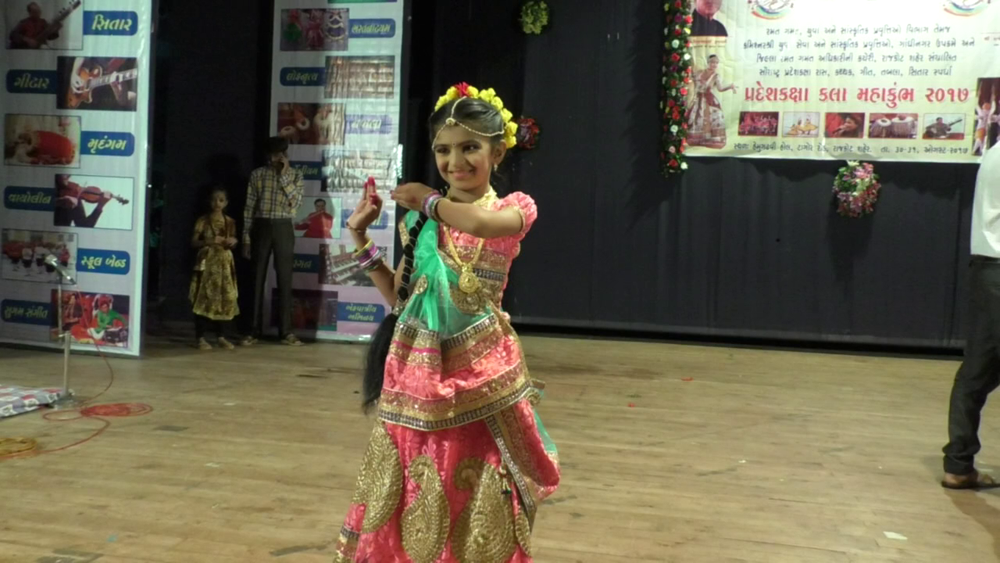 Artists doing live classical culture of Saurashtra in Kal Mahakumbh