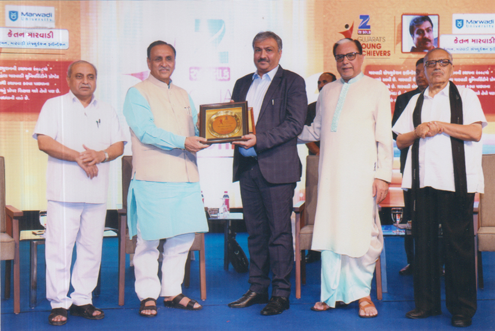 Ketanbhai Marwadi, president of Marwadi University, receiving the Zee Young Entrepreneurs Award