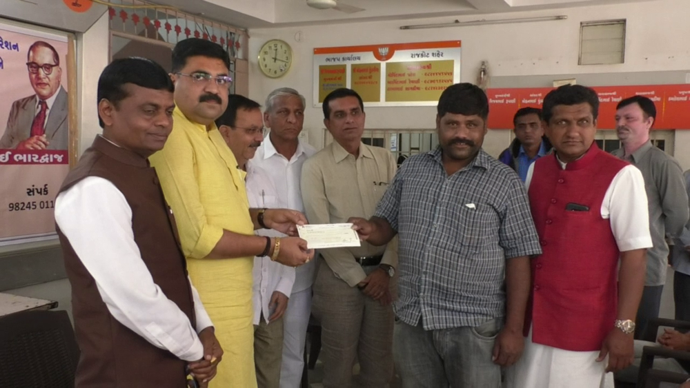 In the BJP office, financial aid was given to the people of Jammu and Kashmir