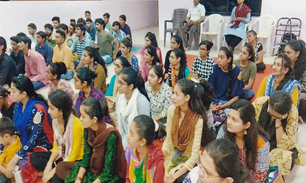 yoga-lecture-organized-by-saurashtra-university-project-'hope'