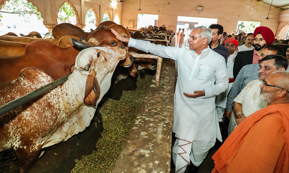 newly-appointed-governor-acharya-devvratji-visits-sgvp-gurukul