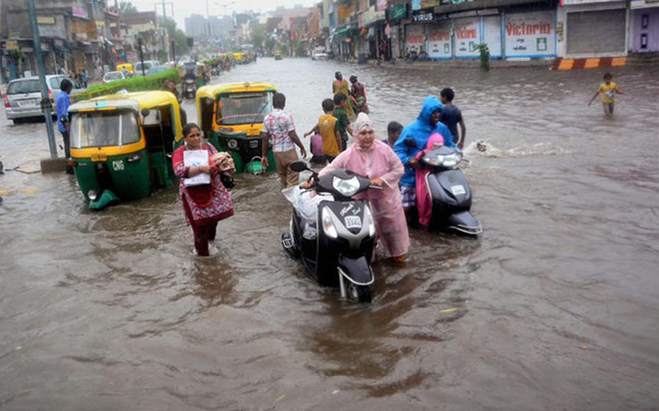 a-today-heavy-rains-in-gujarat,-kutch-and-moderate-rainfall-in-saurashtra