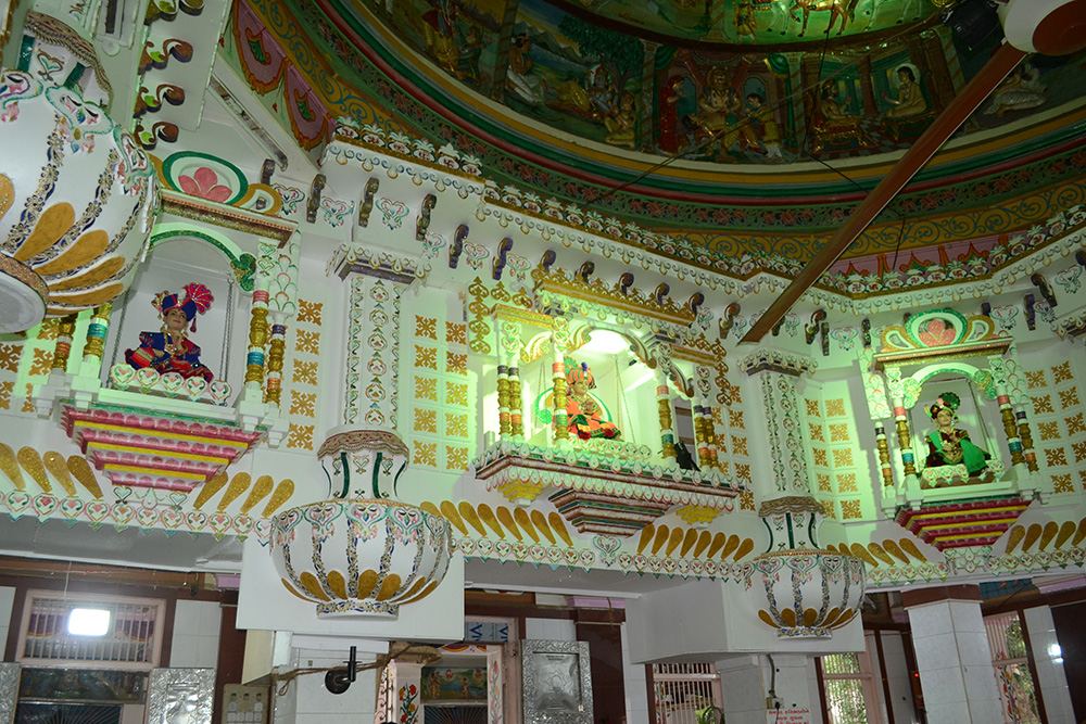 the-start-of-a-magnificent-hindole-of-the-3-door-at-swaminarayan-main-temple