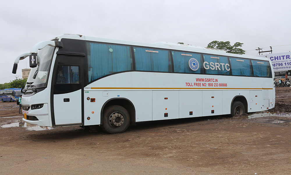 the-bus-gets-stuck-in-the-mud-mud-of-the-stand