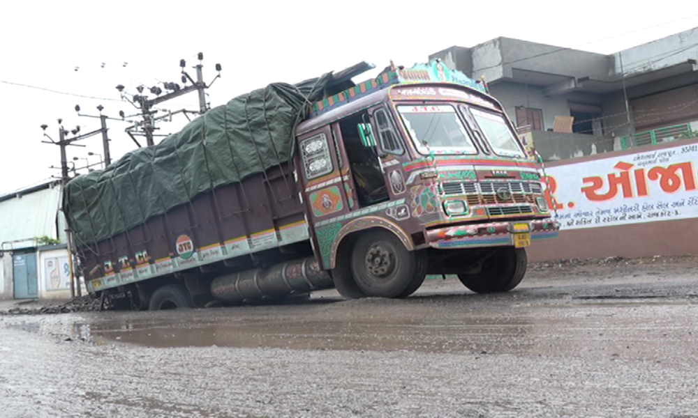 new-truck-collides-with-a-broken-truck:-road-erosion-in-marutinagar