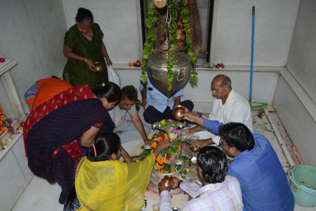 har-har-mahadev,-shiva-devotees-flock-to-shivalayas-on-the-first-monday-of-shravan