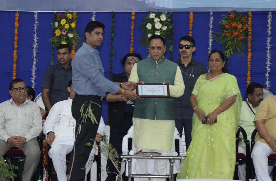 chief-minister-inaugurates-intensive-plantation-in-urban-forest-in-rajkot