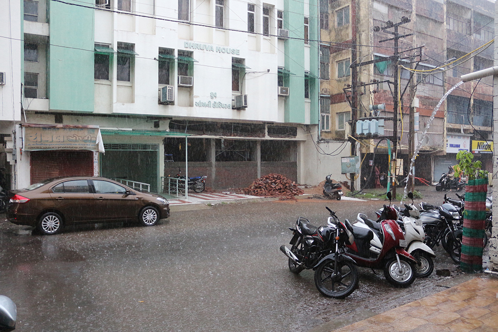 desert-rain-in-rajkot:-dense-atmosphere