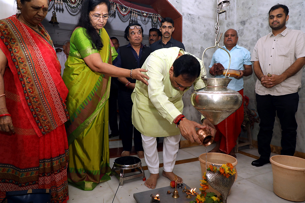 chief-minister-vijaybhai-rupani-blessed-the-urgency-of-the-elderly-elders