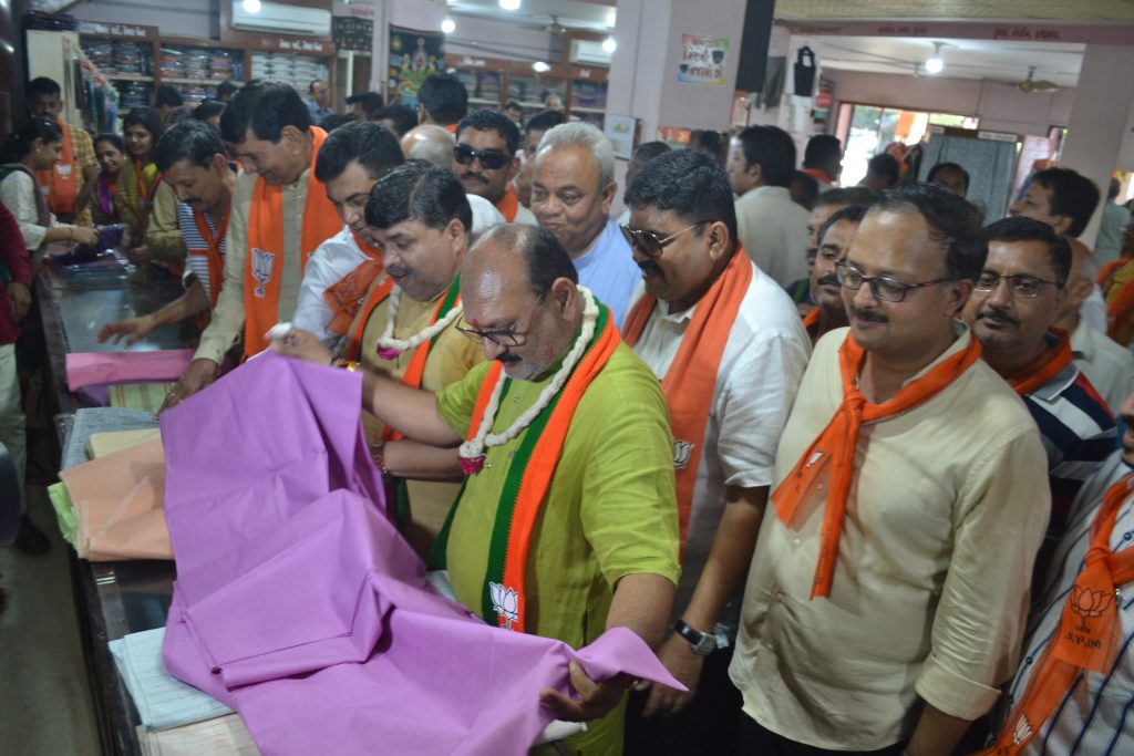 city-bjp-mass-khadi-purchase-wreath-of-gandhiji-statue