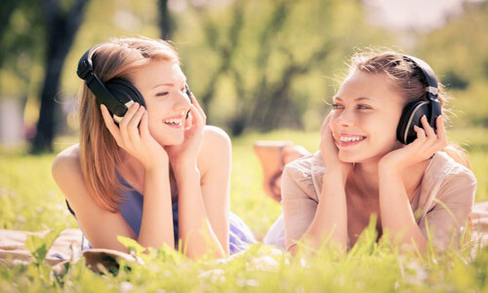 girls listening to music