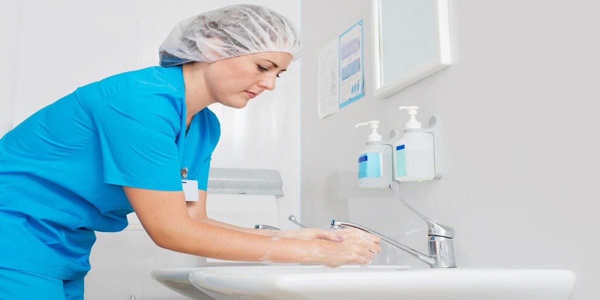 shutterstock 164609756 nurse washing hands