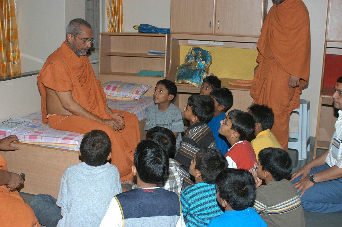 HARIPRASAD SWAMIJI WITH CHILDREN1