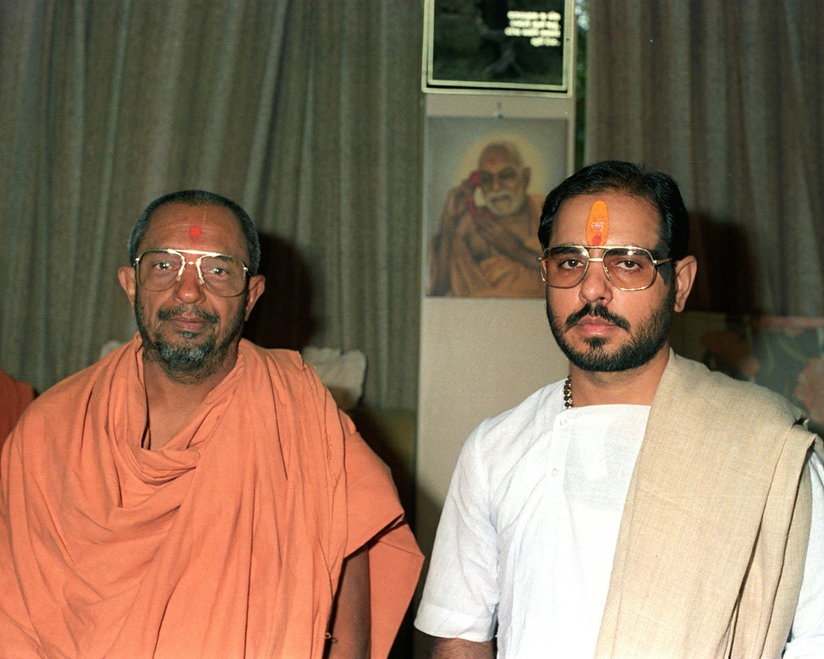 Swamiji With RAMESHBHAI OZA1