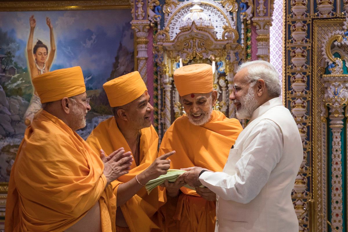 PM with BAPS Saints