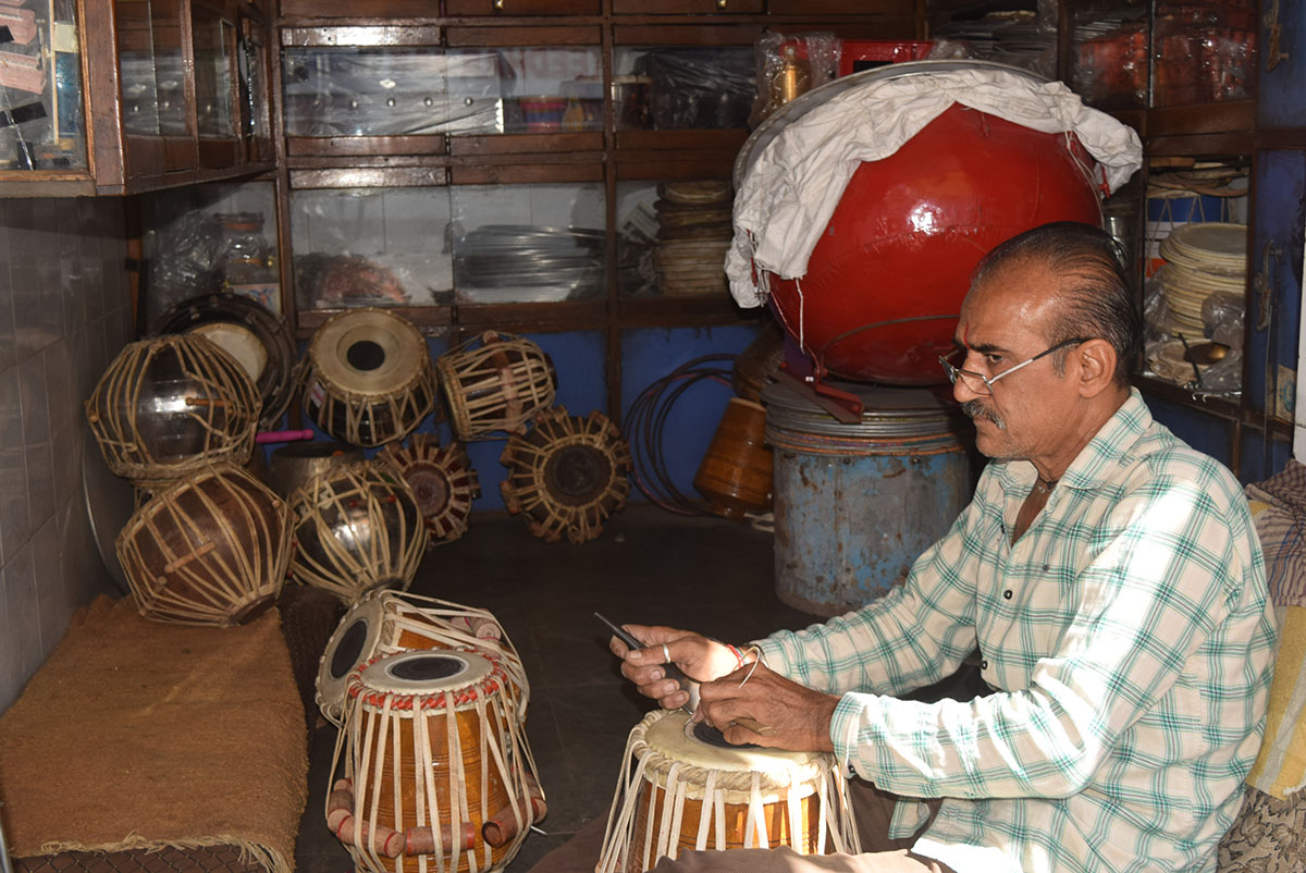 Artisans making art pottery in garba-vajintras before Norata