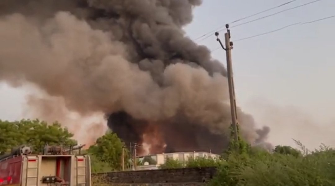 Huge fire in factory in Asal GIDC of Shamlaji, 60 tankers burnt