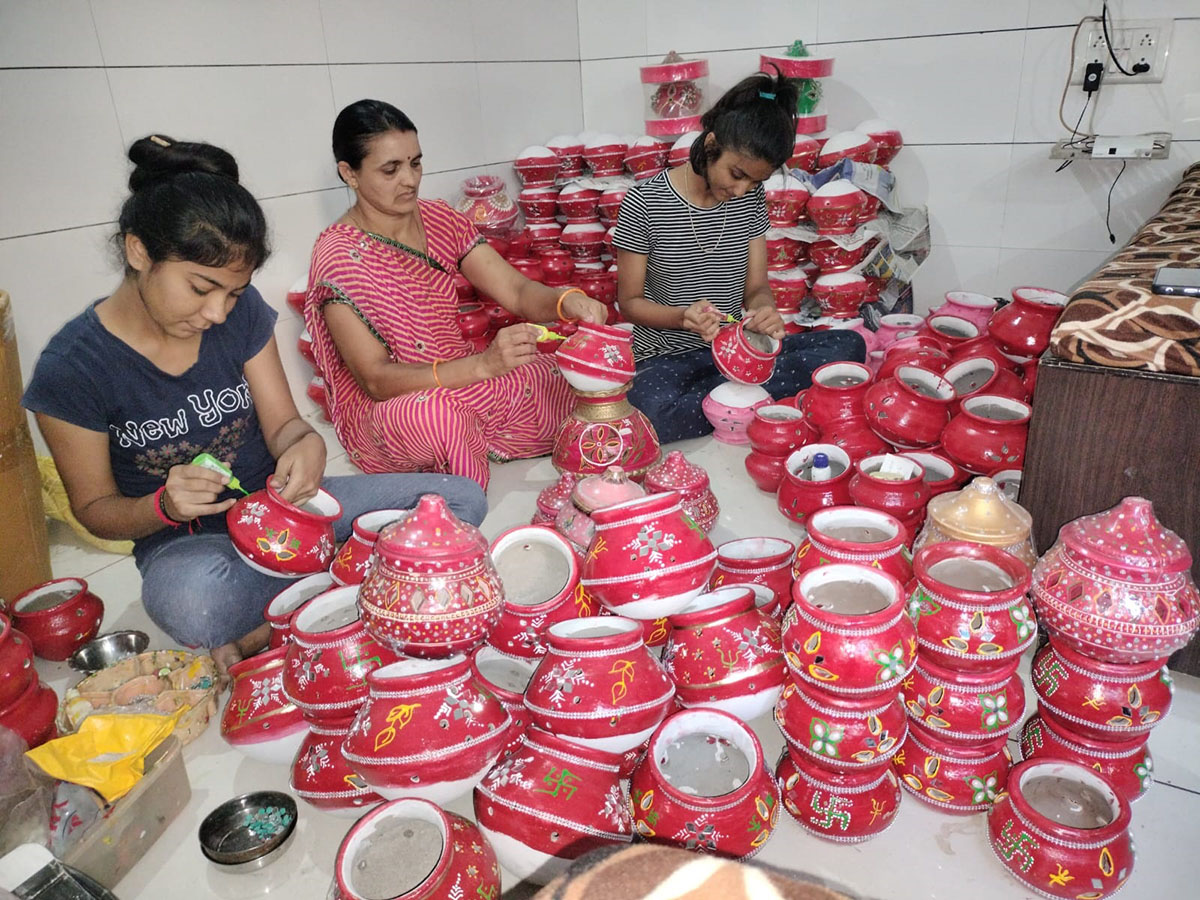 Artisans making art pottery in garba-vajintras before Norata