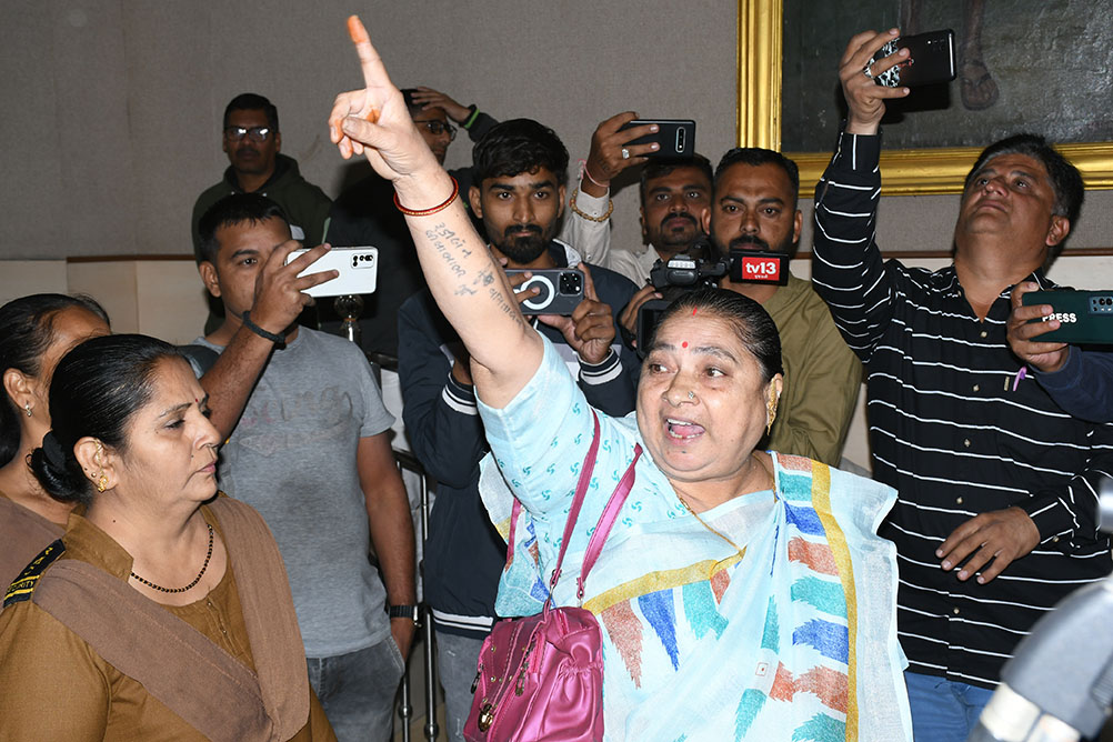 Rajkot: Opposition walkout in General Board: "Jayashree Ram" chanted