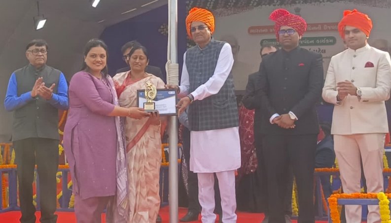 Upleta Civil Superintendent Dr. Khyati Keshwala was honored with an award by the state government