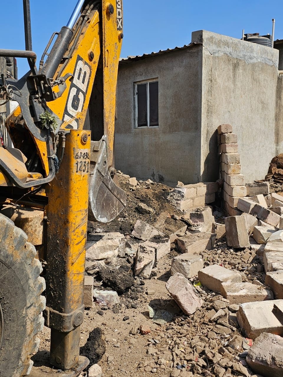 The pressure of a dilapidated building on a land worth one crore in Nawagam was removed