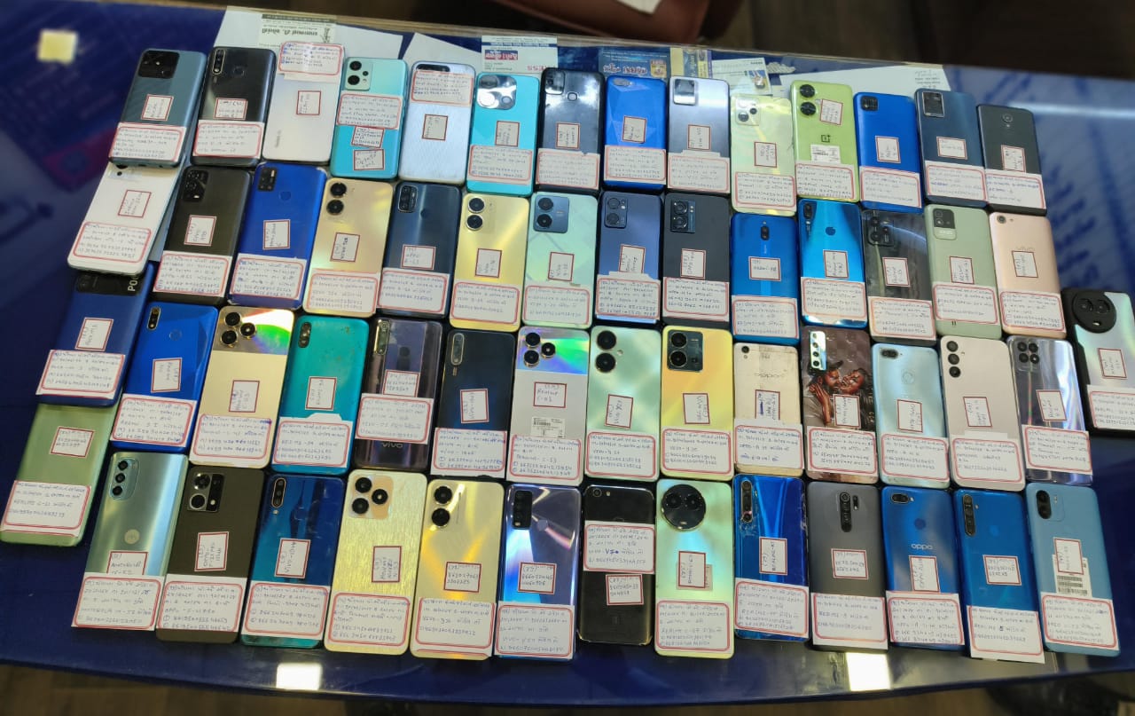 A few policemen seized 59 mobile phones from two Samdis