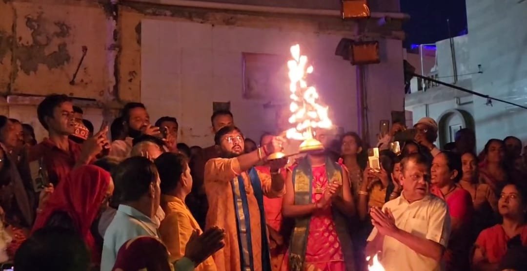 Gomti Ghat of Dwarka was lit up with five lakh lamps