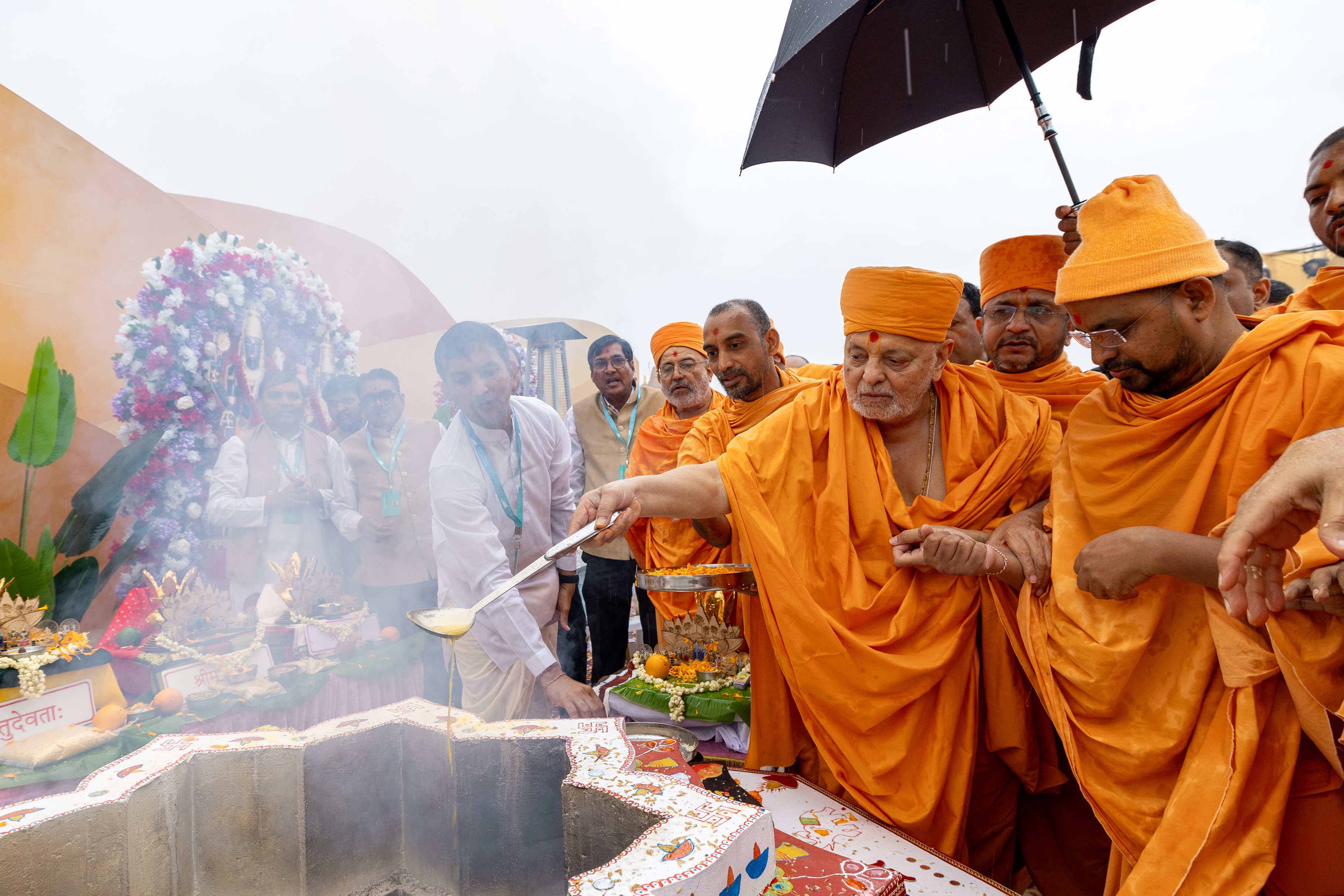 Pujya Ishwacharan Swami performing Yagna rituals