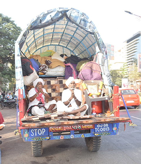 There is a lot of commotion among the pedestrians to greet Dwarkadish with dust on the occasion of Hutasani festival.