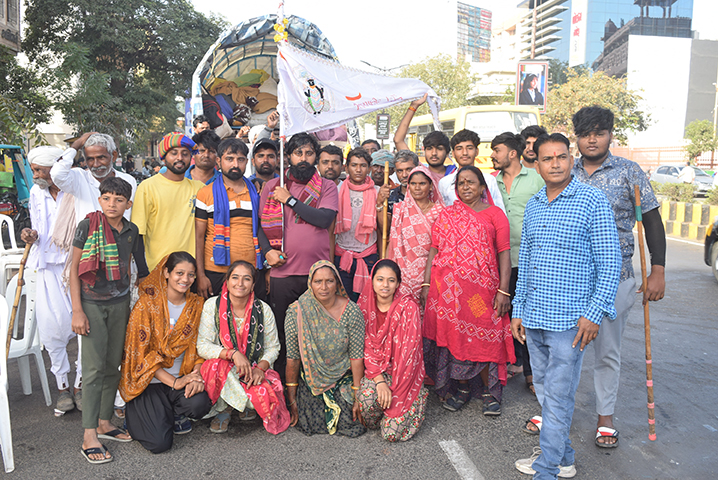 There is a lot of commotion among the pedestrians to greet Dwarkadish with dust on the occasion of Hutasani festival.