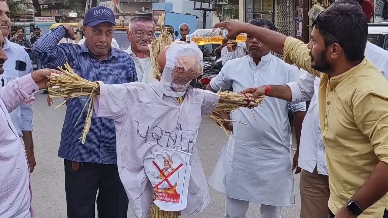 Kshatriya community's fury in Surendranagar reaches seventh heaven: burning effigy of Rupala