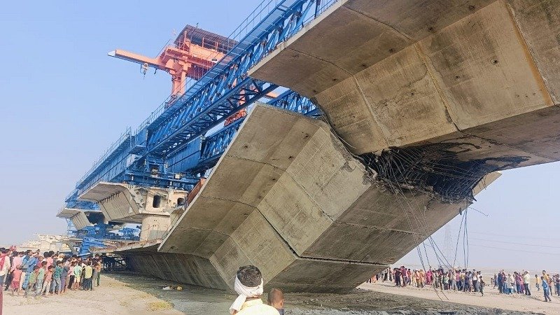 Bihar, slab of bridge being built on Kosi river fell, one laborer died, many buried