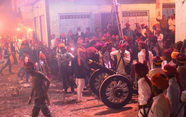 Gunpowder Holi will be played throughout the night in Udaipur, Mewar will echo with the sound of guns and cannon.