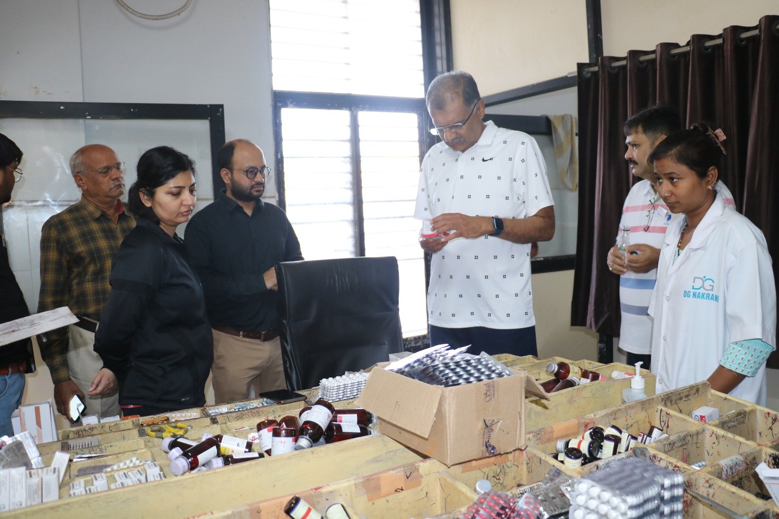 Collector making a casual visit to Veraval Civil Hospital