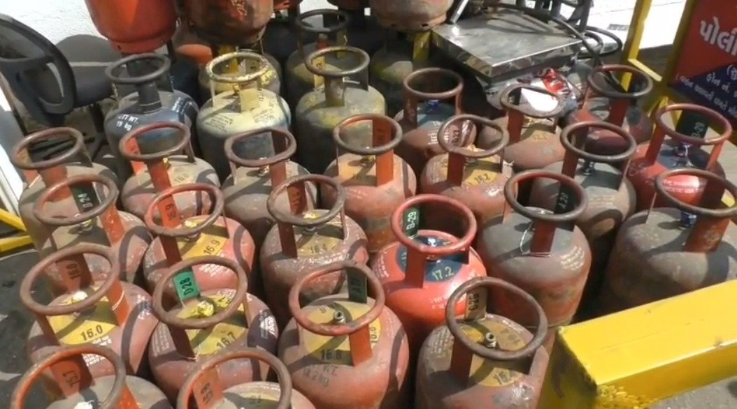 Scam of gas re-filling caught from Lasakana in Surat