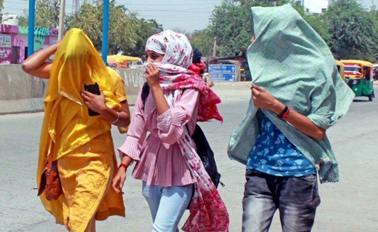 Heat wave warning across Gujarat, mercury crosses 43 degrees