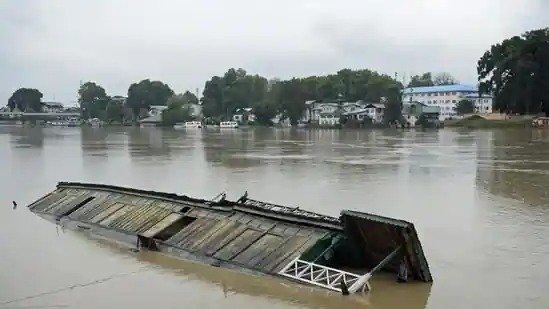 A boat capsized in the Jhelum river in Srinagar, many people including school children drowned