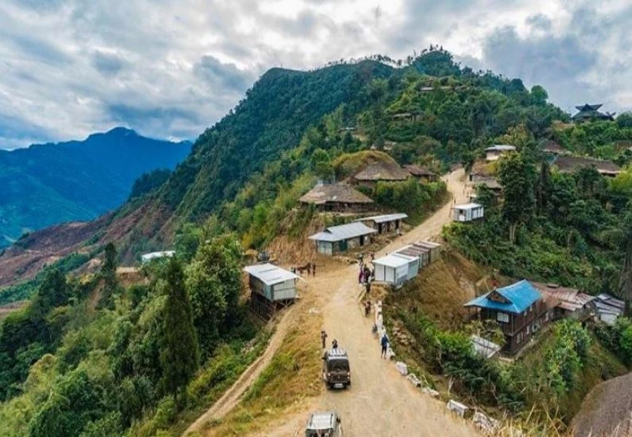 This village of India is very unique, the village head eats food in India but sleeps in Myanmar.