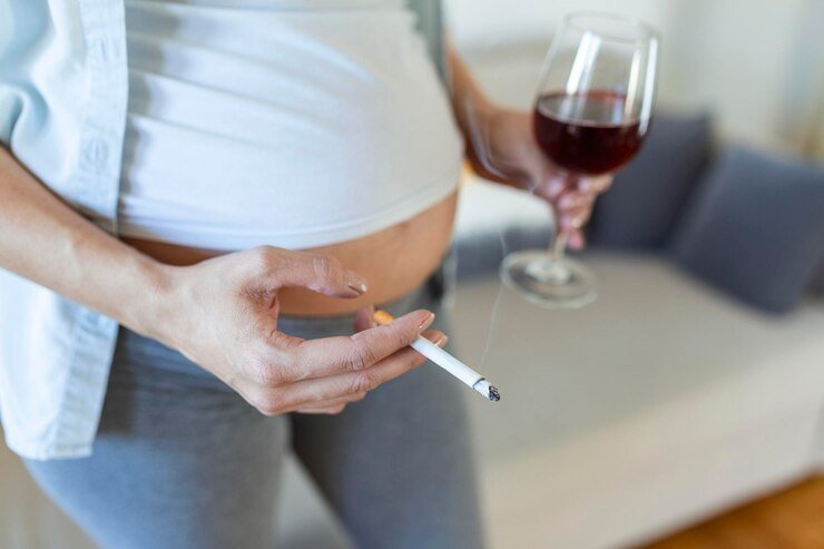 smoking alcohol pregnancywoman long pregnancy drinking alcohol smoking cigarettesproblems alcoholism period bearing childdanger losing baby miscarriage alcoholic 657921 1251