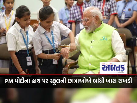 School girls tied PM Modi's hand and kept it special