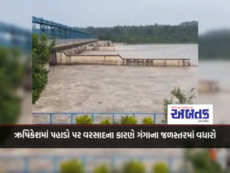 In Rishikesh, the water level of Ganga rises due to rain on the hills, the police alert people