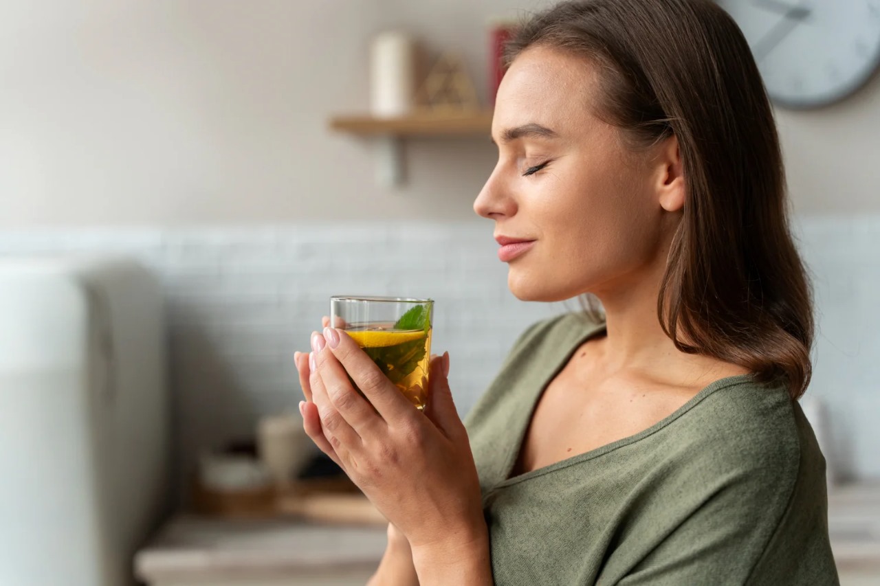 Health : Know, what happens by squeezing lemon juice in green tea?