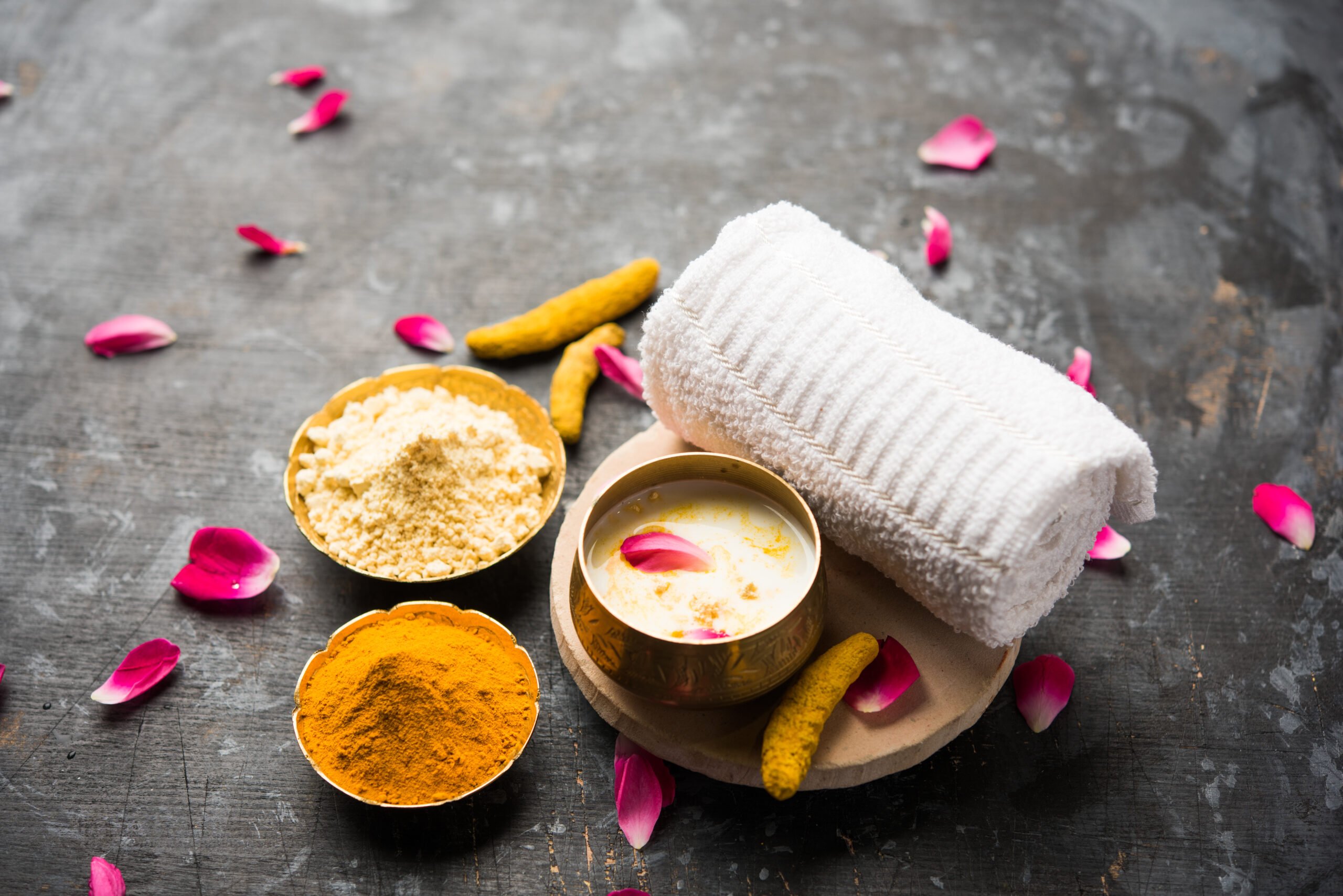 Mix these 5 things in turmeric and make face pack at home