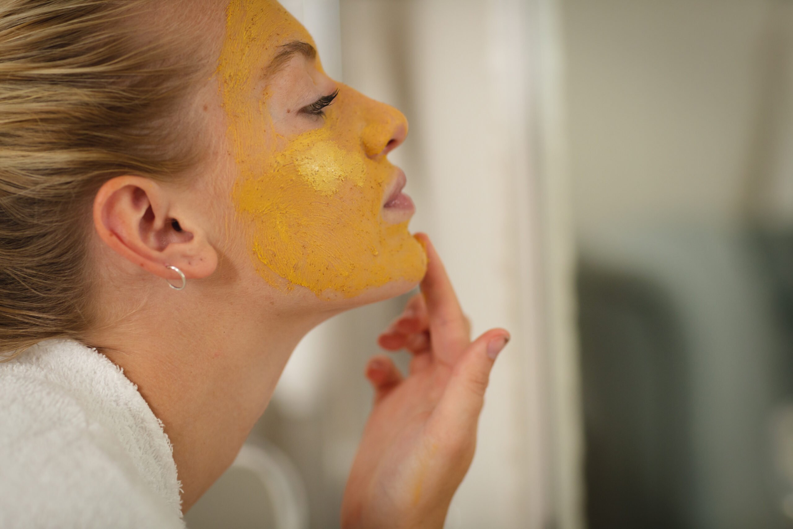 Mix these 5 things in turmeric and make face pack at home