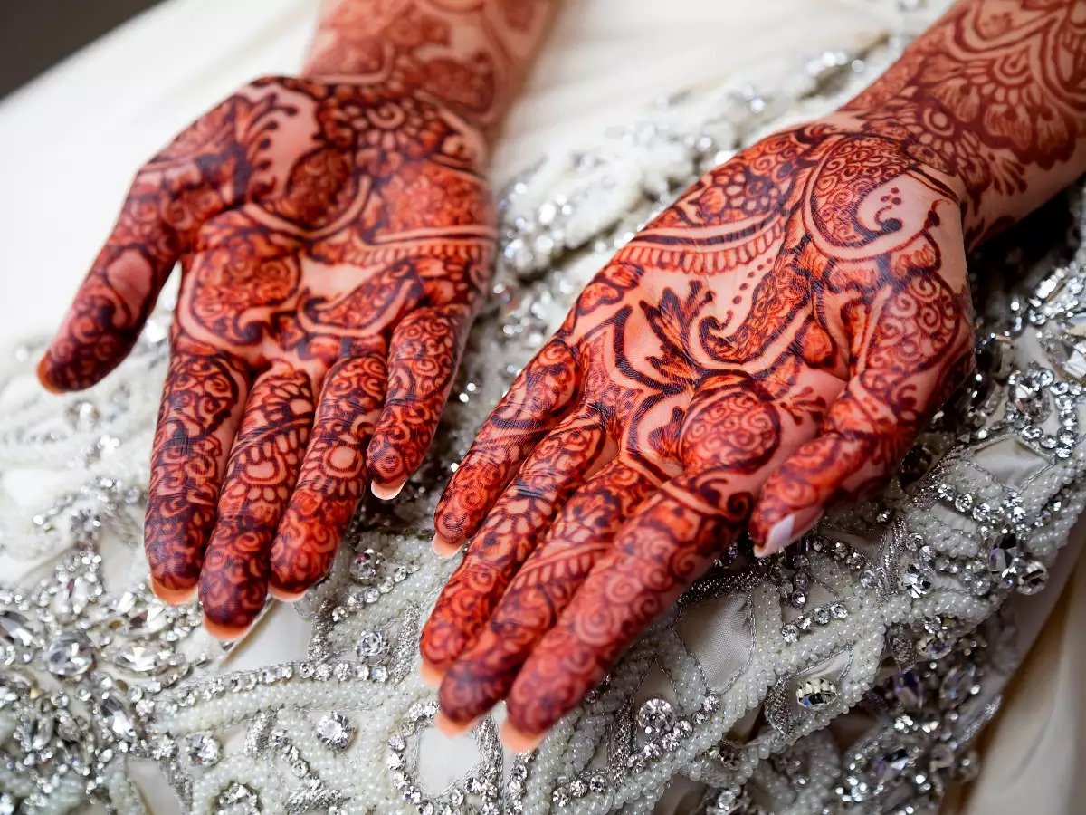 Want a darker color of mehndi on your hands in Raksha Bandhan? So follow these tips