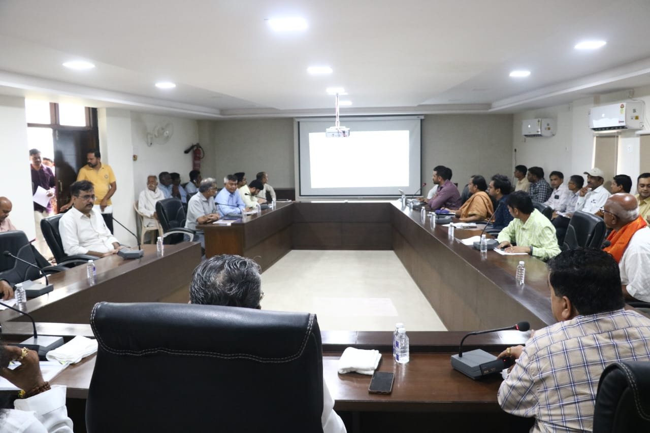 Dwarka: Agriculture Minister Raghavji Patel held a meeting regarding the damage caused by heavy rains