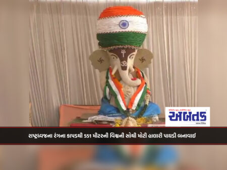 The world's 100th largest Halari turban of 551 meters was made from national flag colored cloth