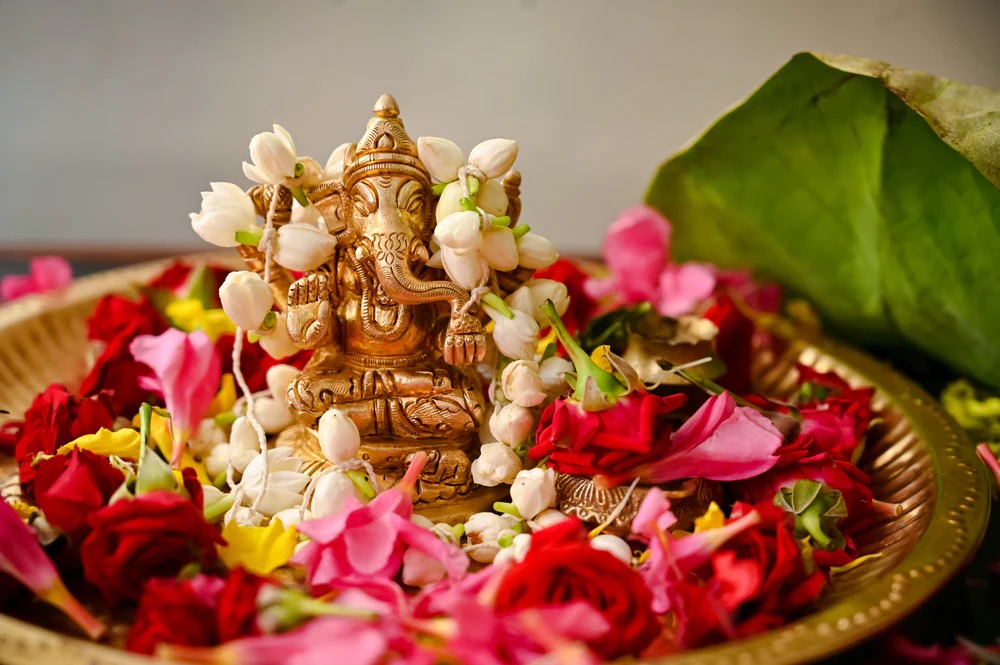 What is the favorite color of Lord Ganesha, wear this color on Ganesh Chaturthi to get the blessings of Bappa